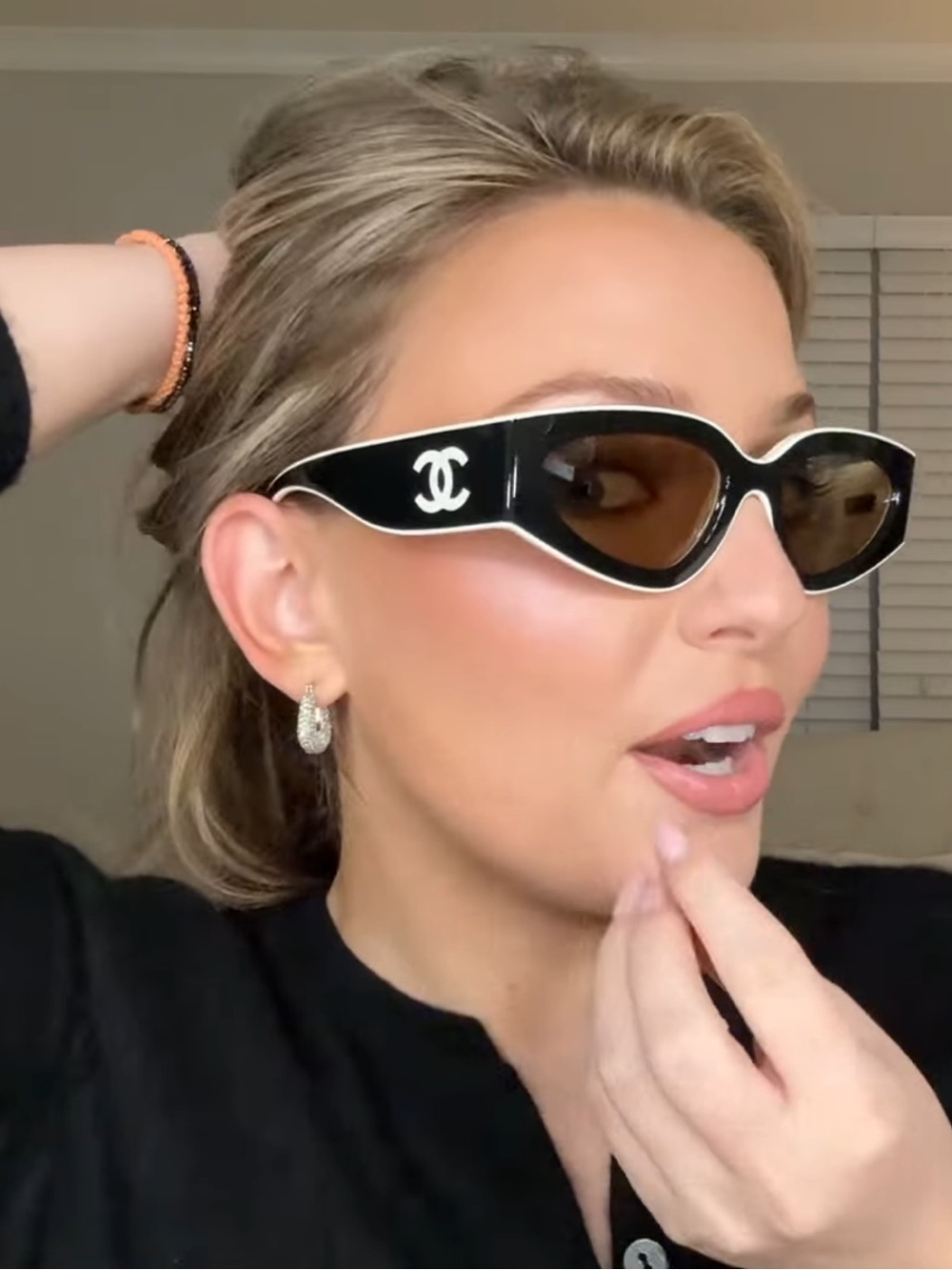 CHANEL Black and White Cat-Eye Sunglasses with Logo Temples - Picture 9 of 11